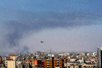 Por folhetos Israel pede que civis evacuem o norte da Faixa de Gaza em 24h