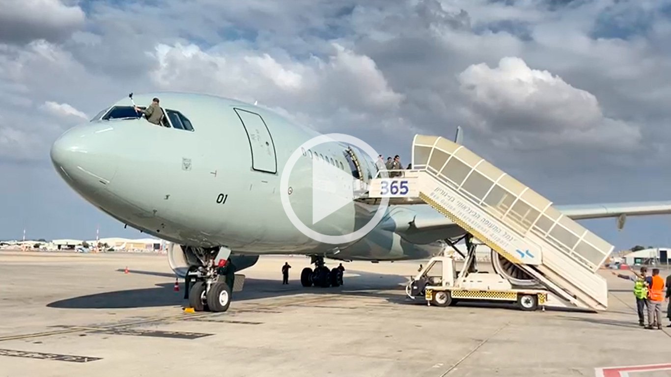 Primeira aeronave da Força Aérea Brasileira (FAB), pousa em Tel Aviv, Israel