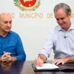 Ulisses Maia assinando