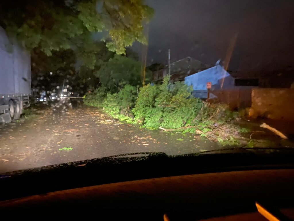 Forte tempestade causa destruição no Jardim Alvorada em Maringá