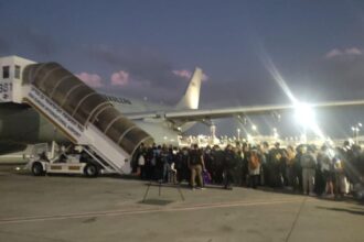 Brasileiros embarcam no primeiro voo de Tel-aviv para Brasília. Crédito das fotos: FAB e Gov BR