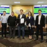 O governador Ratinho Júnior (PSD), a deputada estadual Maria Victoria (PP), o prefeito de Tunas do Paraná, Marcos Baldão (PP) e os secretários das Cidades, Eduardo Pimentel, e da Indústria, Comércio e Serviços, Ricardo Barros, anunciaram o investimento de R$ 7,2 milhões na pavimentação de ruas e na melhoria da infraestrutura da cidade.