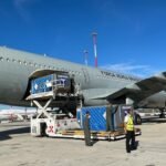 Kits com medicamentos e purificadores de água são desembarcados no Aeroporto de Roma. Eles seguirão para o Egito na Aeronave VC-2, da Presidência da República, designada para pegar os brasileiros que aguardam repatriação em Gaza. Foto: Gov BR