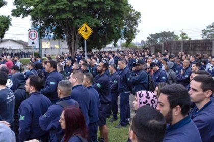Metalúrgicos da Embraer paralisam produção em São José dos Campos