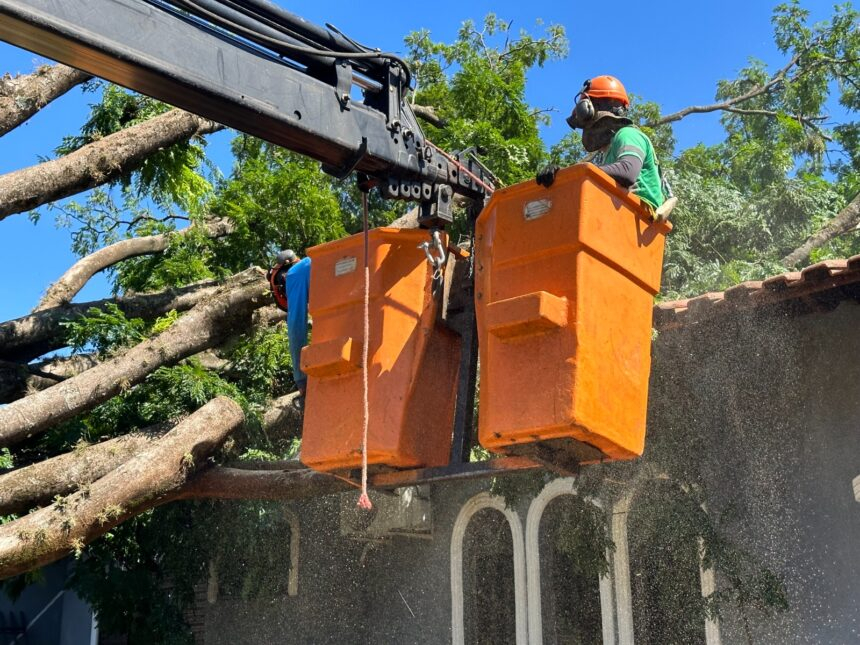 90% das unidades atingidas tem energia elétrica restabelecida e força-tarefa da Prefeitura segue pela cidade