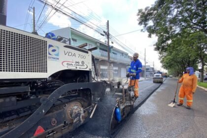 Prefeitura de Maringá iniciou recapeamento em trecho de 5 km da Avenida José Alves Nendo, entre a Praça Abílio Nagib Neme e a Avenida Francisco Ferreira de Miranda