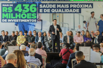 Ratinho Junior libera mais R$ 403 milhões para a saúde e entrega novos carros e ambulâncias