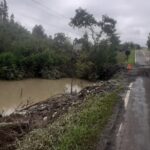 Defesa Civil e Bombeiros seguem apoiando municípios; rodovias ainda têm bloqueios - PR-364 em Irati Foto: DER-PR