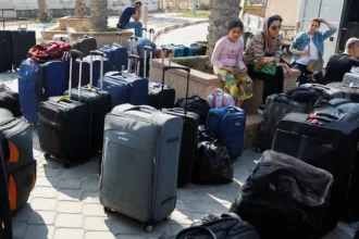 5ª lista com estrangeiros autorizados a deixar a Faixa de Gaza. REUTERS/Ibraheem Abu Mustafa