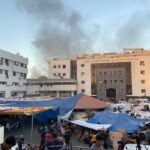 A fumaça sobe enquanto palestinos deslocados se abrigam no hospital Al Shifa. REUTERS/Doaa Rouqa/Foto de arquivo