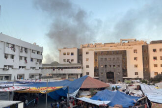 A fumaça sobe enquanto palestinos deslocados se abrigam no hospital Al Shifa. REUTERS/Doaa Rouqa/Foto de arquivo
