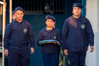Adesão de escolas estaduais de ensino regular ao modelo cívico-militar