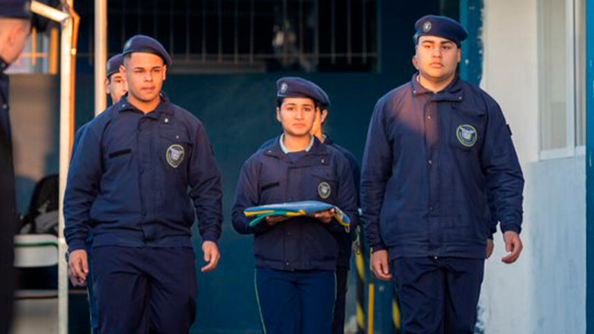 Adesão de escolas estaduais de ensino regular ao modelo cívico-militar