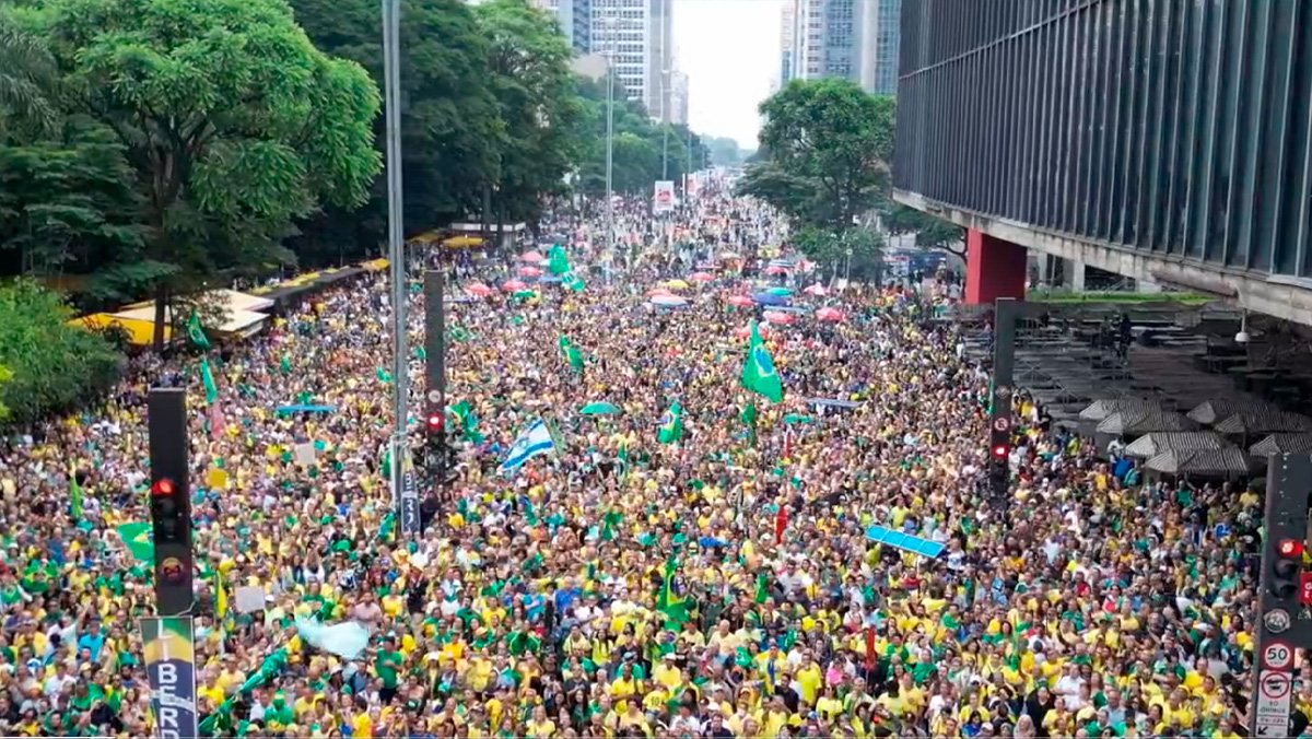 Megamanifestação na Avenida Paulista em São Paulo