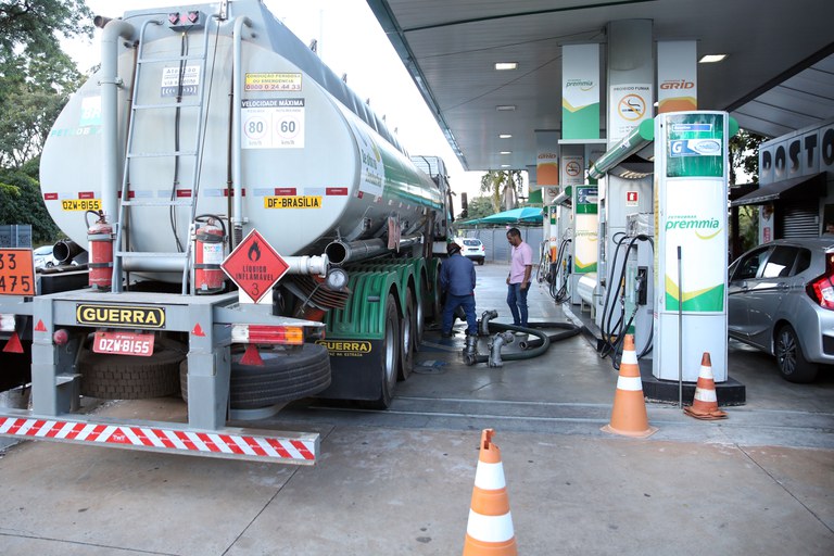 Carreta, motoristas profissionais, caminhão, combustível