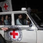 Faixa de Gaza reféns libertados pelo Hamas em carro da cruz vermelha