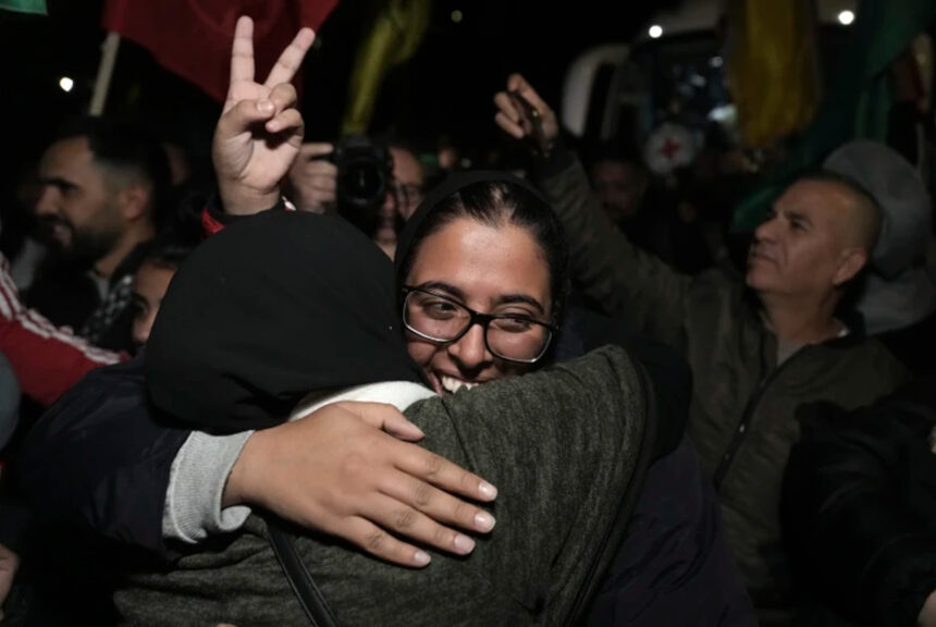 A palestina Fairuze Salameh é saudada depois de ser libertada da prisão por Israel, na cidade de Ramallah, na Cisjordânia, na manhã de quarta-feira, 29 de novembro de 2023. O Hamas e Israel libertaram mais reféns e prisioneiros sob os termos de um frágil cessar-fogo que durou um quinto dia terça-feira. (Foto AP/Nasser Nasser)