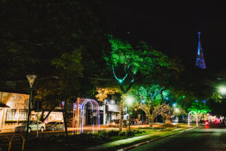 Iluminação de Natal, centro de Maringá rumo a Praça da Catedral
