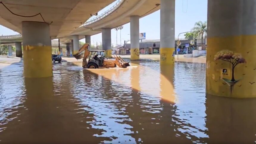 Lago Guaíba atinge nível máximo; comportas vazam e alagam as ruas de Porto Alegre