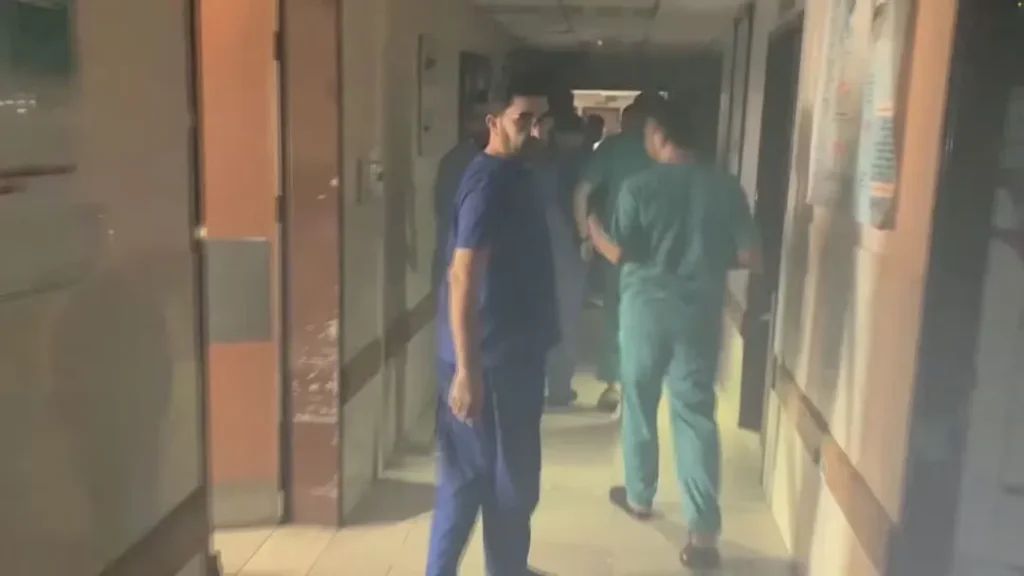 Soldados israelenses caminham no complexo hospitalar Al Shifa, em meio à sua operação terrestre contra o grupo islâmico palestino Hamas