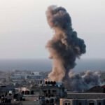 Uma nuvem de fumaça sobe sobre Rafah, no sul da Faixa de Gaza, durante um ataque israelense