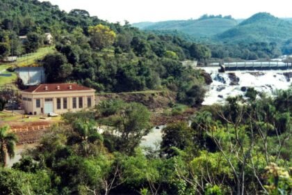 Pequena Central Hidrelétrica Cavernoso, instalada no rio Cavernoso, entre os municípios de Virmond e Candói, no centro-sul do Paraná