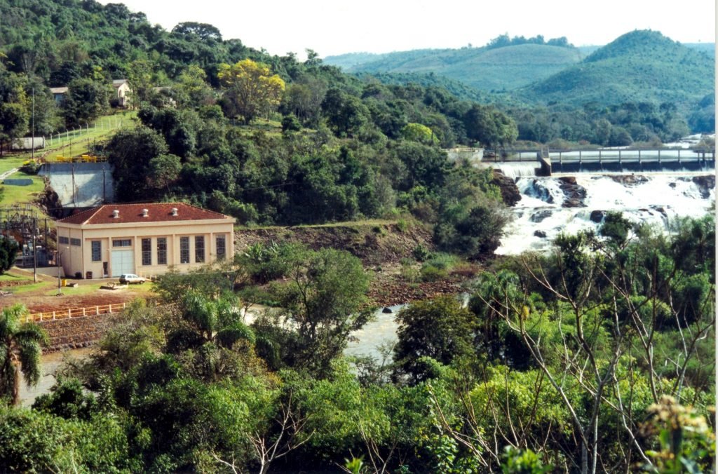 Pequena Central Hidrelétrica Cavernoso, instalada no rio Cavernoso, entre os municípios de Virmond e Candói, no centro-sul do Paraná