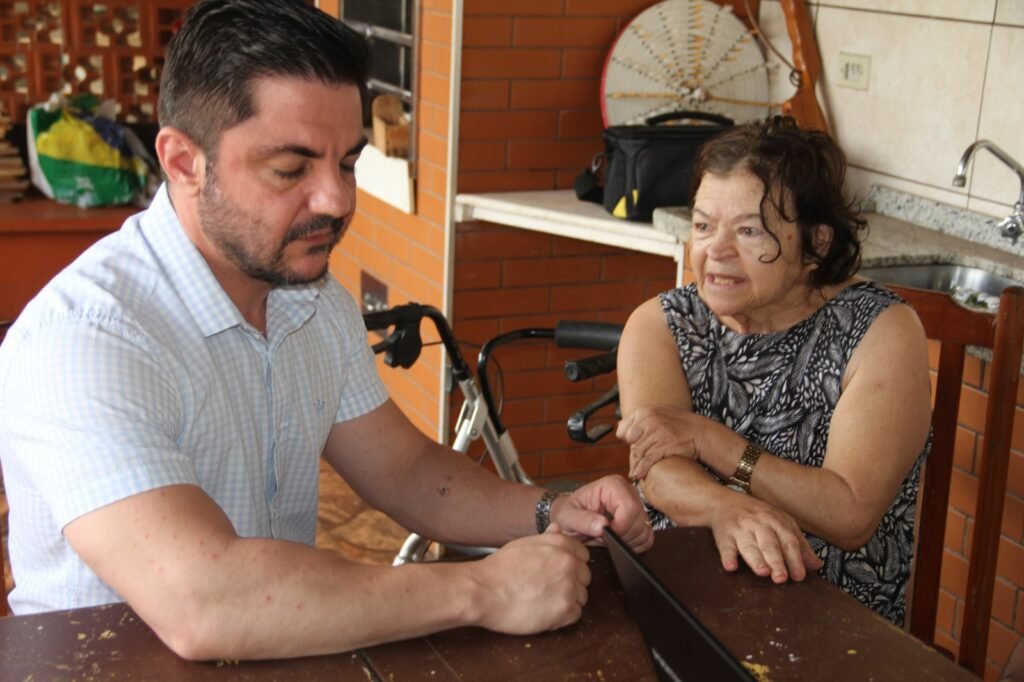 Idosa de 69 anos é atendida em casa pelo Procon