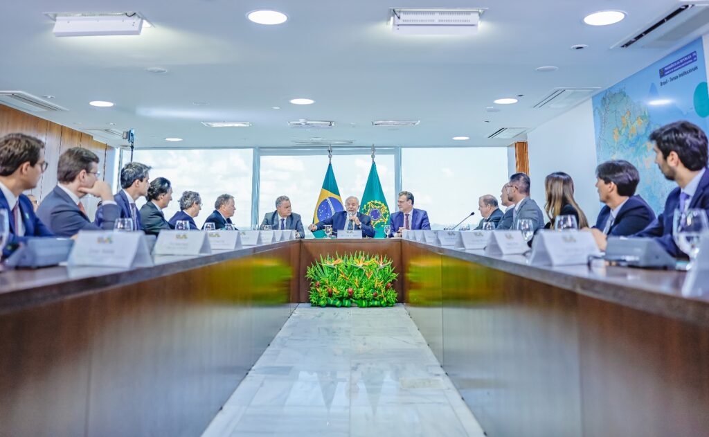 Presidente Lula em reunião com os ministros Rui Costa e Carlos Fávaro e representantes da indústria de óleos vegetais. Fotos do Ricardo Stuckert