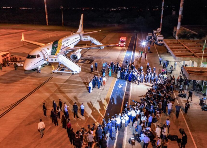 Avião com brasileiros repatriados da Faixa de Gaza