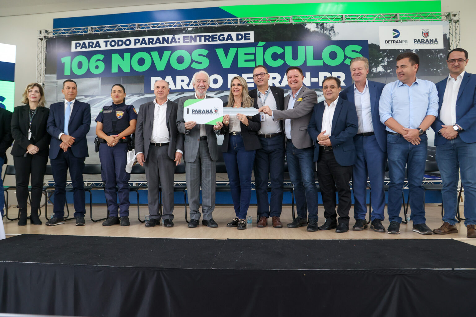 Governo do Paraná entrega 106 veículos e equipamentos para o Detran