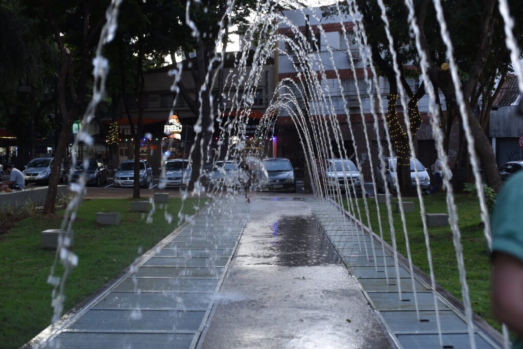 Fontes de água da Praça Napoleão Moreira da Silva, popularmente conhecida como Praça das Pernambucanas, no Centro de Maringá