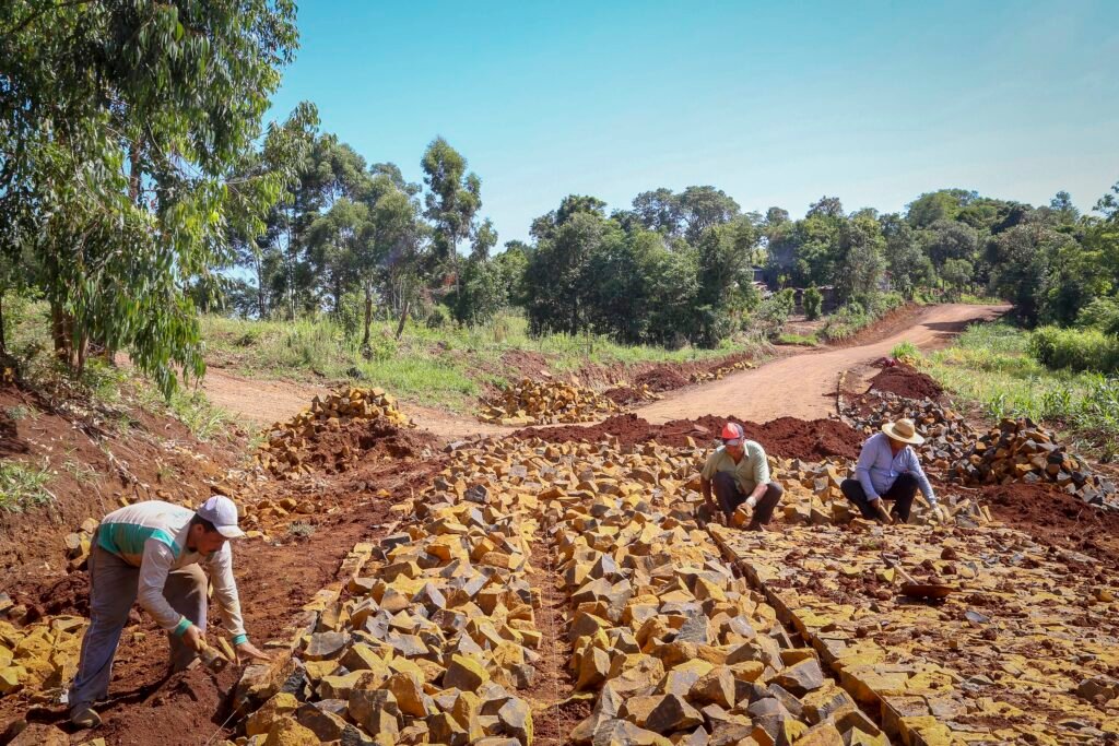Governo do Paraná começa a pagar R$30 milhões para reconstruir estradas rurais