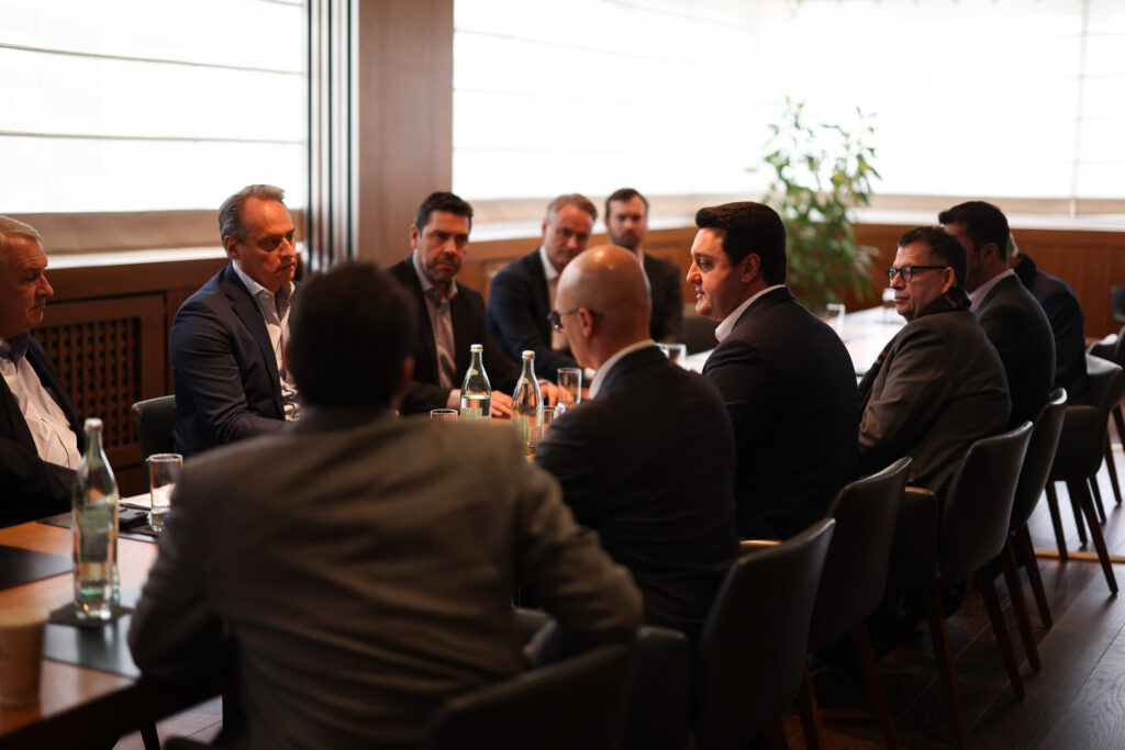 O governador Carlos Massa Ratinho Junior visitou a sede global da Audi nesta segunda-feira (27) em Ingolstadt, na Alemanha, e convidou a empresa para participar de um novo projeto com foco em inovação que está sendo construído pelo Governo do Paraná