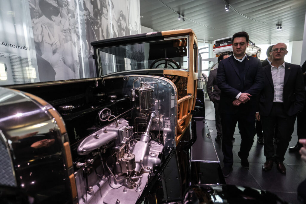 O governador Carlos Massa Ratinho Junior visitou a sede global da Audi nesta segunda-feira (27) em Ingolstadt, na Alemanha, e convidou a empresa para participar de um novo projeto com foco em inovação que está sendo construído pelo Governo do Paraná