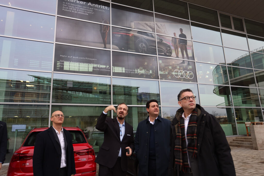 O governador Carlos Massa Ratinho Junior visitou a sede global da Audi nesta segunda-feira (27) em Ingolstadt, na Alemanha, e convidou a empresa para participar de um novo projeto com foco em inovação que está sendo construído pelo Governo do Paraná