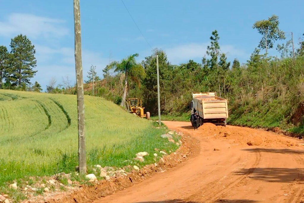Governo do Paraná começa a pagar R$30 milhões para reconstruir estradas rurais