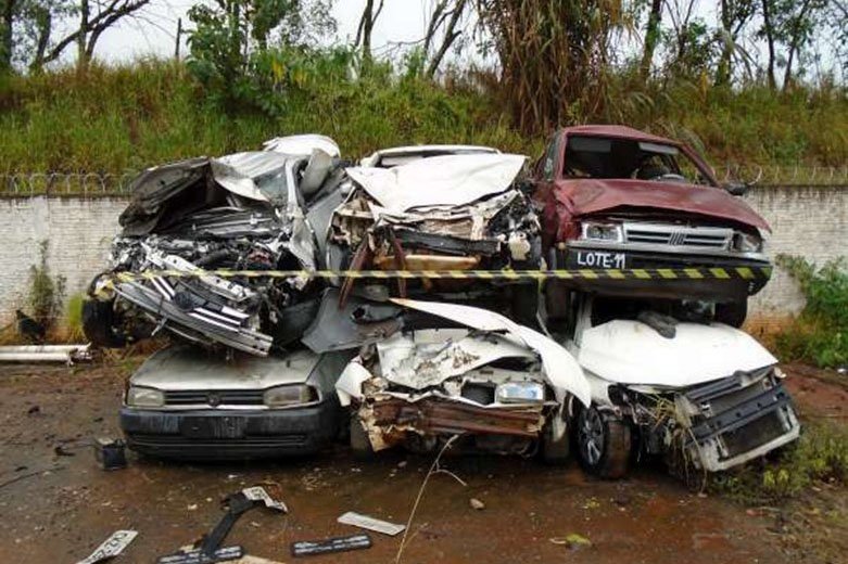 DER/PR vai leiloar 772 sucatas de veículos recolhidas em rodovias estaduais