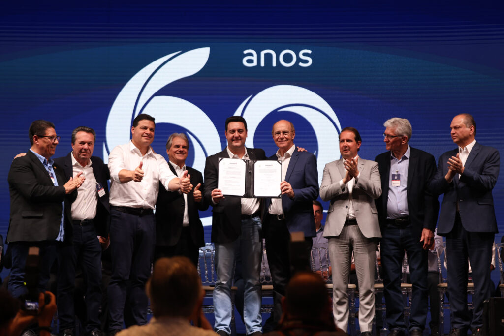 O governador Carlos Massa Ratinho Junior assinou nesta terça-feira (7) um convênio com a cooperativa C.Vale e a Prefeitura de Palotina, no Oeste do Paraná, para a construção do novo contorno viário na cidade.
