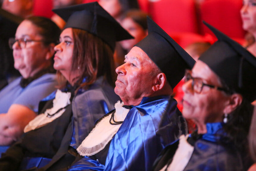 Alunos da EJA celebram formatura e a conquista de sonhos por meio da educação