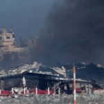 A fumaça sobe após um bombardeio israelense na Faixa de Gaza, vista do sul de Israel, sábado, 16 de dezembro de 2023. (AP Photo/Ariel Schalit)
