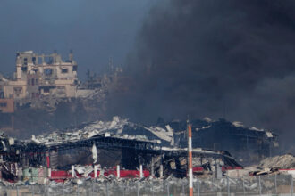 A fumaça sobe após um bombardeio israelense na Faixa de Gaza, vista do sul de Israel, sábado, 16 de dezembro de 2023. (AP Photo/Ariel Schalit)