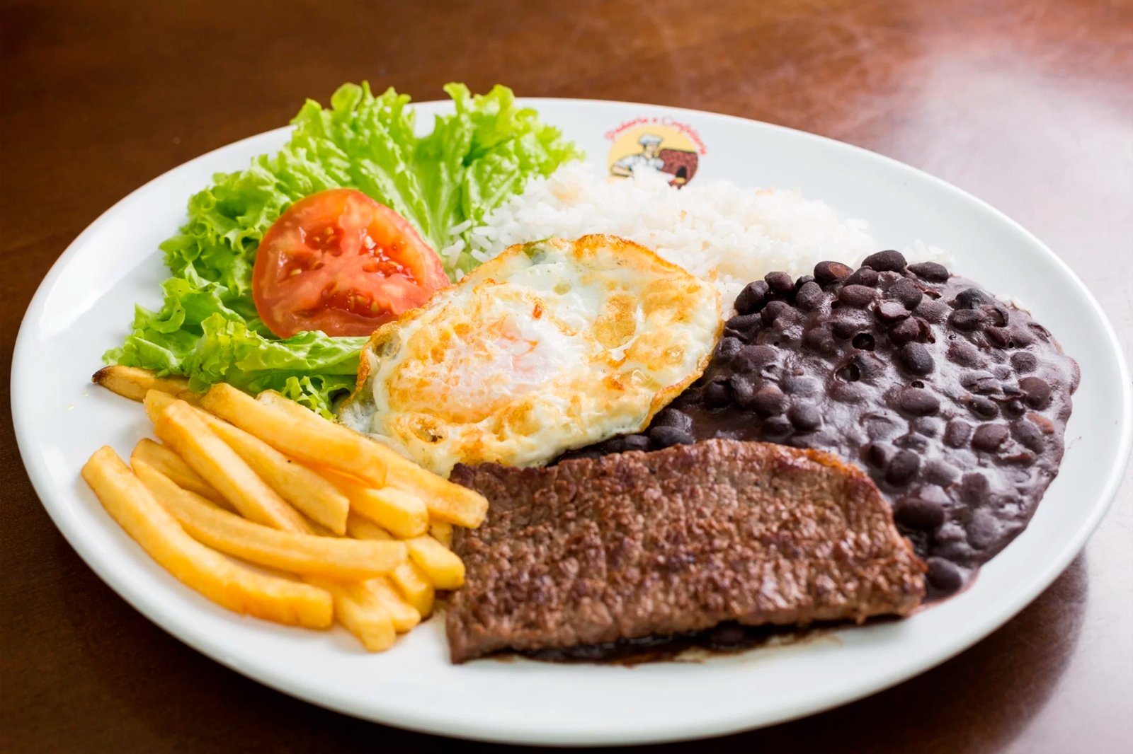 Prato-com-alimentos-arroz-feijão-carne-ovo-batata-salada-tomate