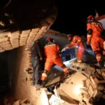 Terremoto mata mais de 100 pessoas na China e casas desabam