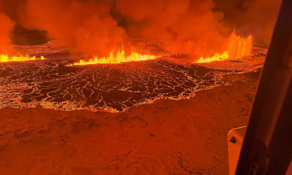 Vulcão na Islândia entra em erupção após semanas de atividade sísmica