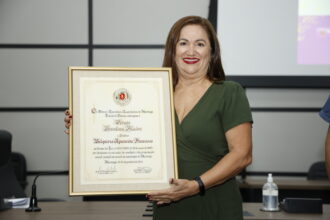 Prêmio Dorcelina Folador é entregue para Valquíria Francisco em noite de homenagem às mulheres