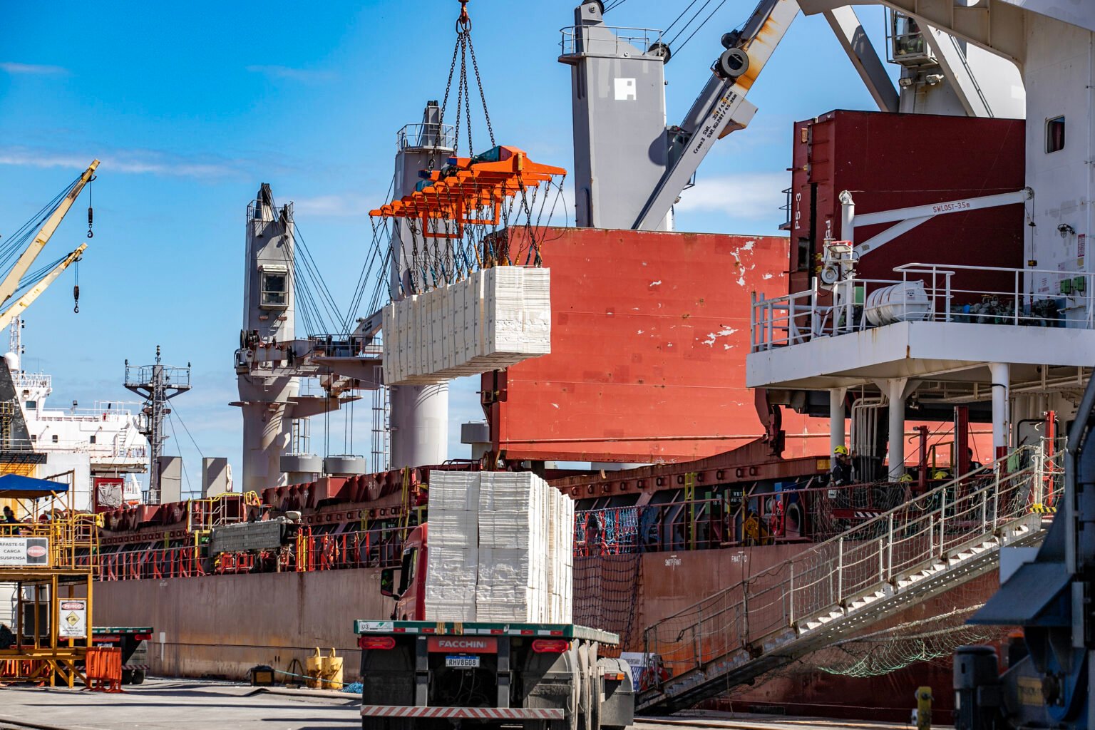 Exportações paranaenses até novembro já superam números de 2022 Foto: Claudio Neves/Portos do Paraná