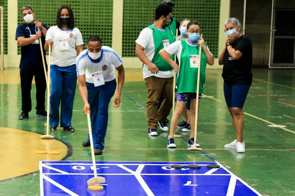 Alunos da EJA vivenciam esportes de precisão e desenvolvem autonomia