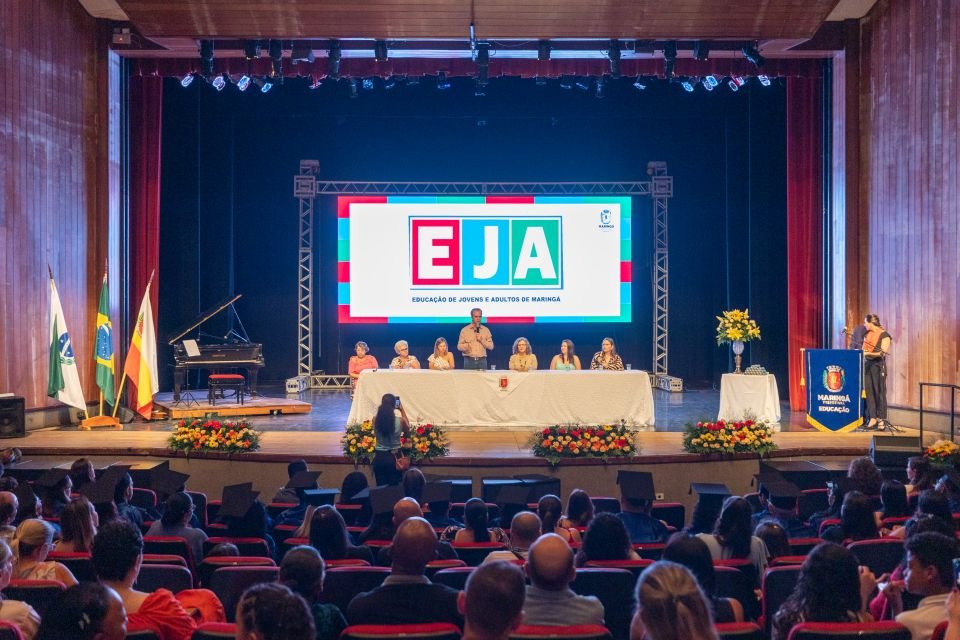 Alunos da EJA celebram formatura