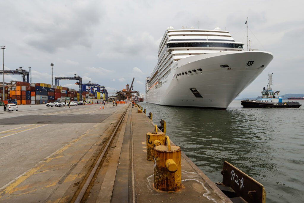 Navio MSC Musica atraca pela primeira vez em Paranaguá